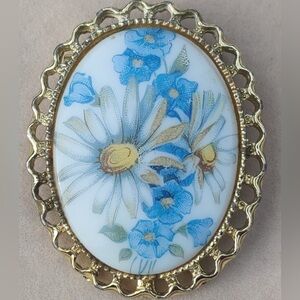 Vintage pin Porcelain Forget-Me-Nots & Daisy flowers, oval, gold loop trim 2.5”